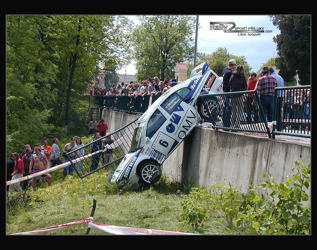 Dnes již klasická Trojanova rána na Rallye Český Krumlov 2003 po náletu do Římova. No řekněte - kdo z vás jí ještě neviděl :-)